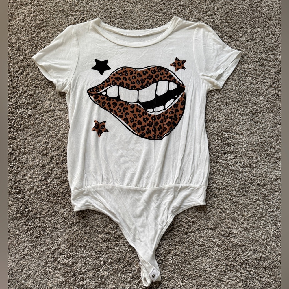 White Graphic T-Shirt with Leopard Print Lips